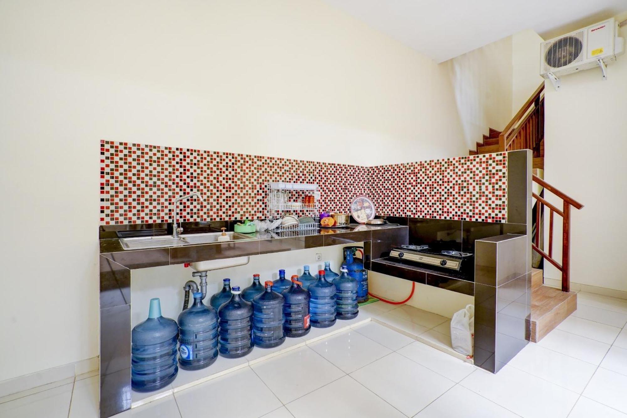 Oyo 90173 Innapp Tenggilis Family Residence Surabaya Exterior foto